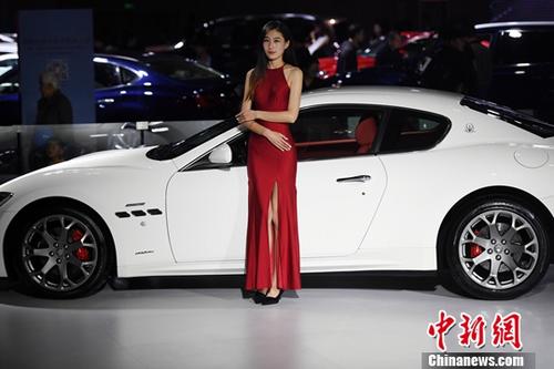11月9日，2017第14屆中國西南（昆明）國際汽車博覽會在昆明滇池國際會展中心開展，市民欣賞了一場汽車盛宴。會展現(xiàn)場還展出了新能源汽車及機車。<a target='_blank' href='http://www.chinanews.com/'>中新社</a>記者李進紅攝