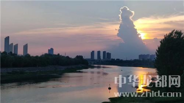 為了這朵云，周口人聚集在大慶路橋上……