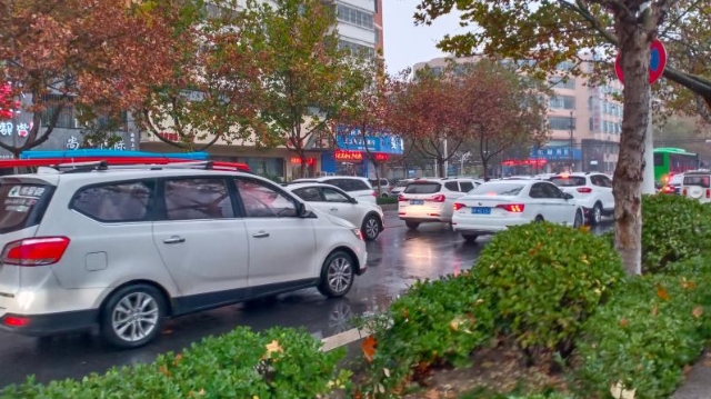 雨中道路擁堵，市民可繞行！