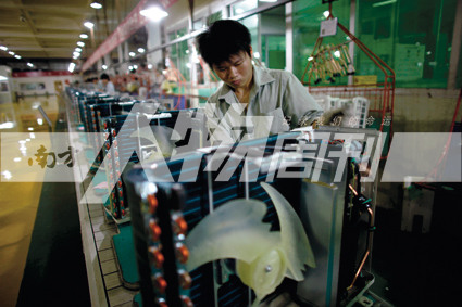 2010年5月10日，珠海格力電器工廠里，工人正在流水線上生產(chǎn)家用空調(diào)（方迎忠）