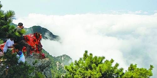  廬山云霧變幻莫測，常常轉(zhuǎn)瞬間便換了模樣。
